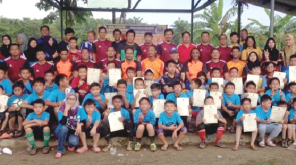 Former Rhinos give football lessons