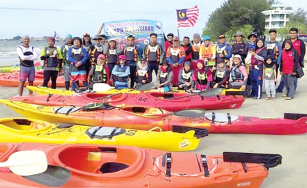 Labuan team kayaks  to Sabah and back