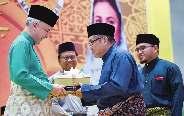 Lat awarded  the Tokoh Ar-Ridzuan by Perak