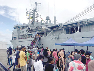 3,500 visit navy ship in S'kan