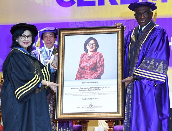 Rafidah conferred PhD by Cyberjaya University 