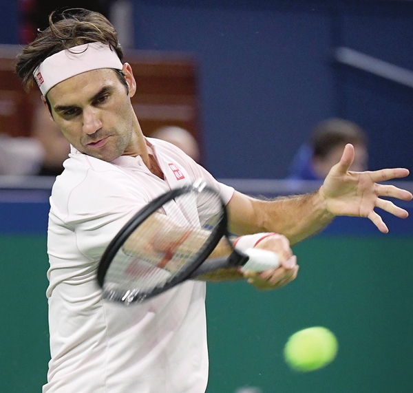 Federer battles  into Shanghai  quarter-finals