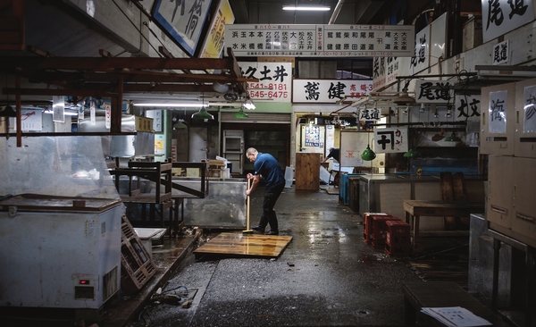 Sayonara Tsukiji! Exodus as relocation  of Tokyo's famed fish market begins