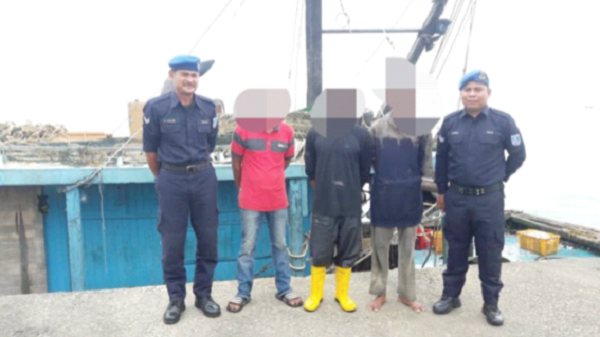 Three foreigners nabbed for  fishing in prohibited area