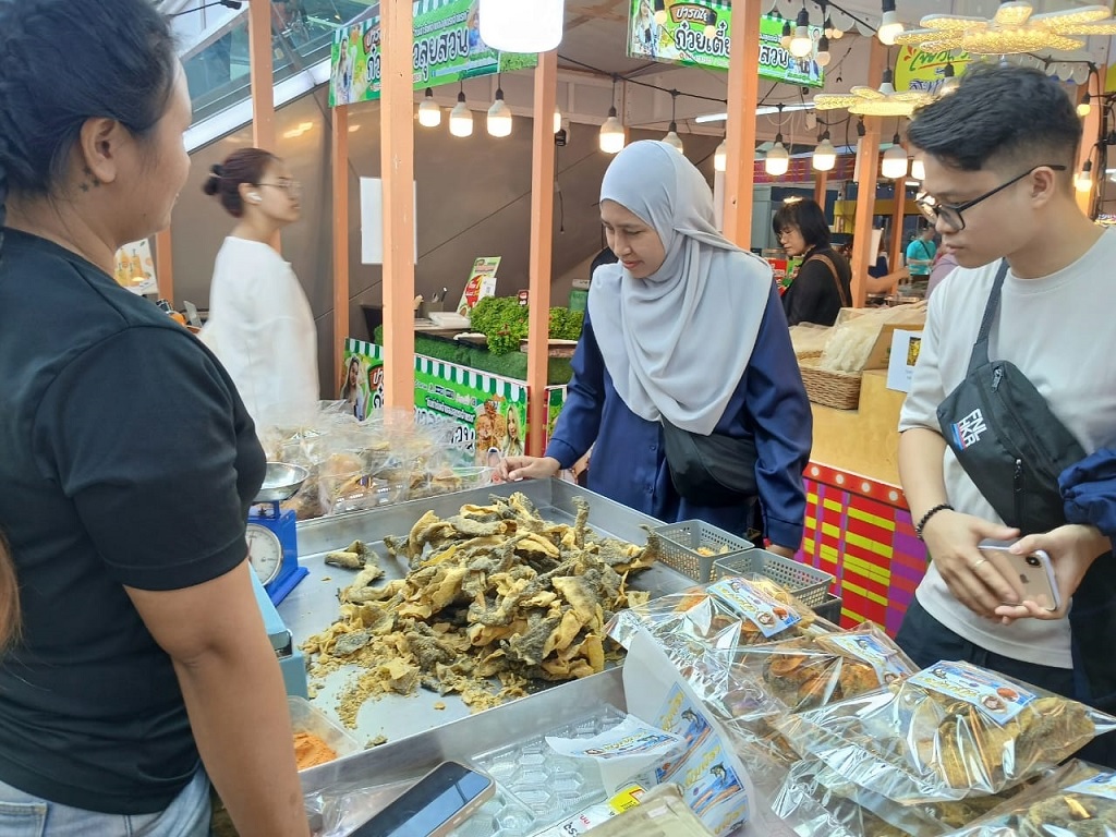 Fish skin is one of the popular snacks among the Thais.