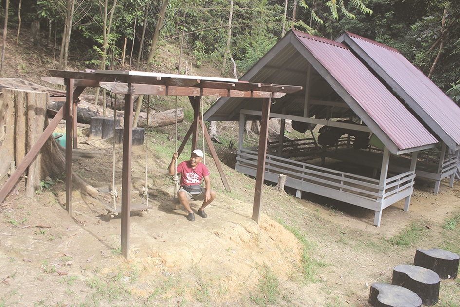 精心建造的 Kg Salinatan 露营地位于萨留河岸上方 200 级别利安楼梯的顶部。 