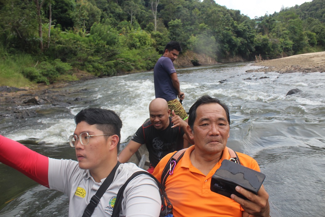 Tham 和儿子 Kim Kim Leng 在快速战斗船上航行。请注意已故的 Ramlie Butak，时任 Kg Salinatan 生态旅游协会副主席。 