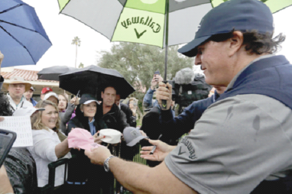 Mickelson maintains two-shot Desert Classic lead