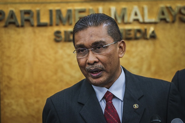 PAS sec-gen  maintains  right to  call Anwar 