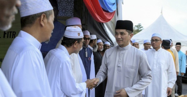 No intention to give ‘duit Raya’ to 112,635 Felda setters yet: Azmin