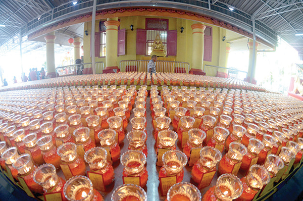 Buddhists flock to temples  to celebrate Wesak Day