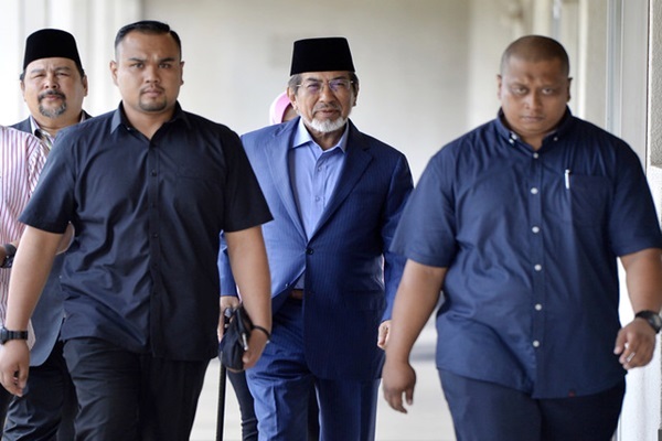 Ex-CM maintains not guilty plea; trial begins in 2020