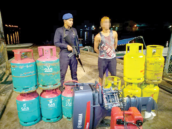 Bid to smuggle out gas cylinders foiled
