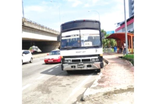 Parked buses in K’munsing obstruct motorists’ view