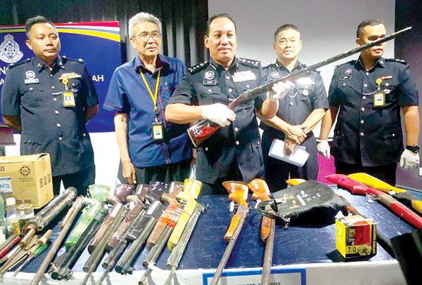Polis rampas pelbagai  jenis senjata api di Ranau