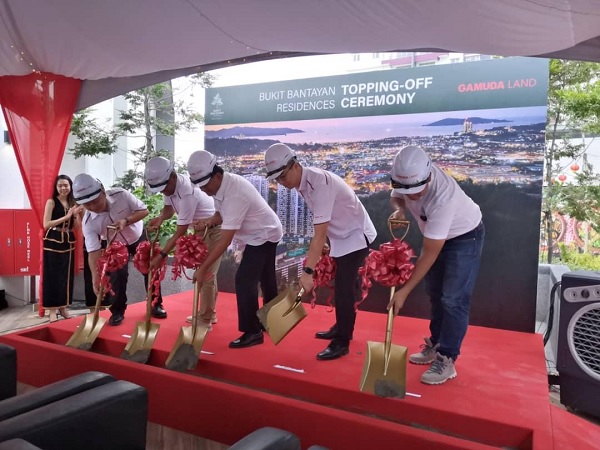 Topping off ceremony for  2 Bukit Bantayan towers