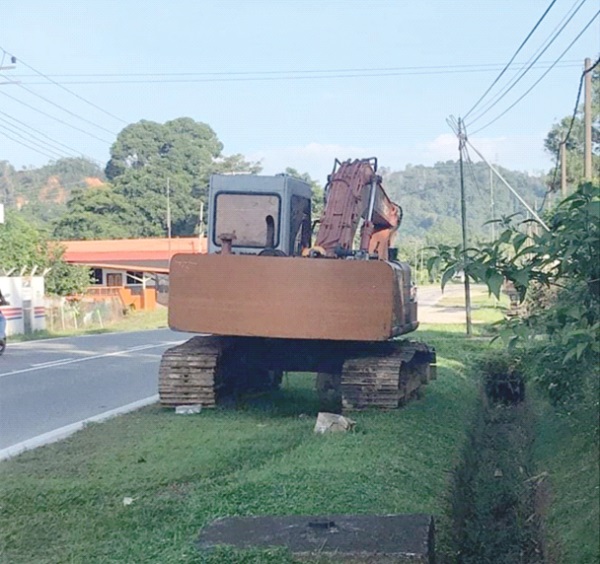 Excavator a hazard for motorists in Penampang 