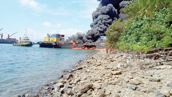 Kapal bawa minyak sawit  terbakar di Lahad Datu