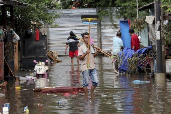 Indonesia floods leave 43 dead, 397,000 displaced