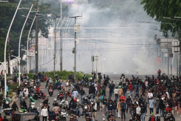 Hundreds held in Jakarta as clashes break out 