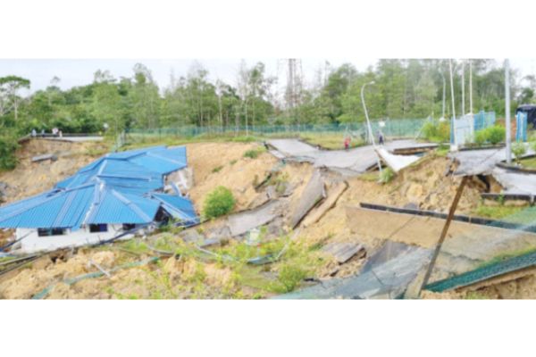 Tanah runtuh di Taman Kinabalu dan Paitan