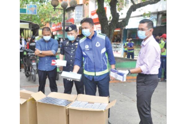 Man nabbed in KK roadblock for holding another's IC, driving licence