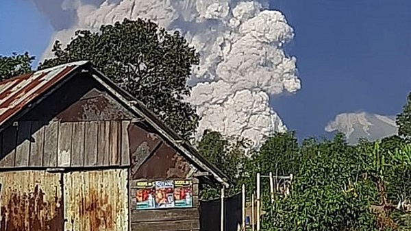 Sumatra’s Mount Sinabung erupts again, volcano spews smoke and ash 