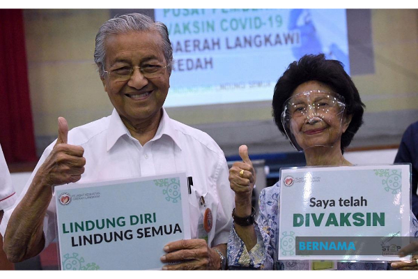 Mahathir gives thumbs up after taking Covid jab