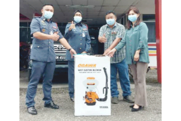 Workshop donates mist blower sprayer to Ranau firemen