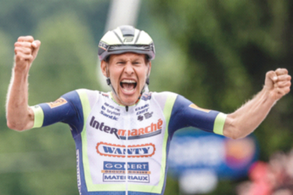 Van der Hoorn takes debut Giro stage