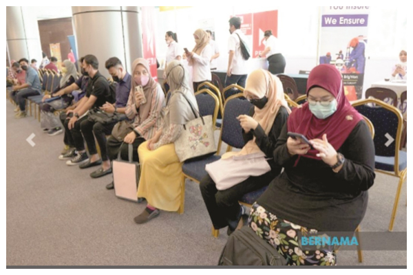 Thousands throng Labuan Youth Career programme