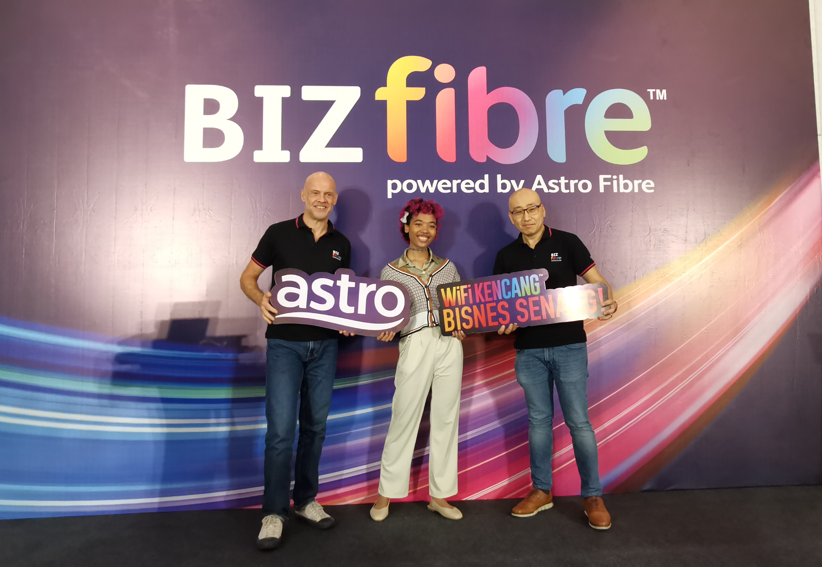 (From left) Euan Smith, Astro’s Group Chief Executive Officer – Designate; Arka, radio announcer of Hitz Sabah; and Kevin Ng, Astro’s Head of Enterprise Business in a group photo during the BIZfibre launch