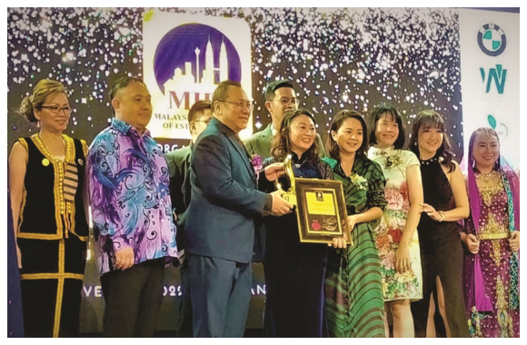 Philomena Chai of Propnex Realty receiving the best Residential  Agency Award from Kelvin with her team members. 