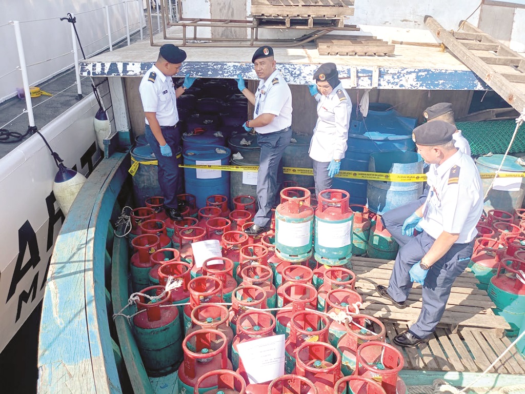 The pump boat with smuggled goods detained in Sandakan.
