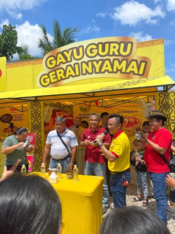 A MAGGI® crew member wishing everyone “long life, health, and prosperity” at Pesta Sungai Kampung Simpok, 2025.