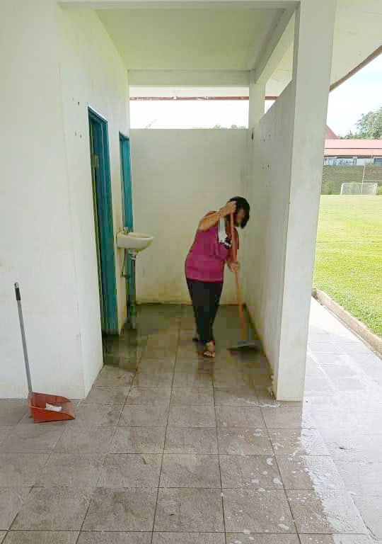 LANTAI di dalam dan luar tandas turut dicuci oleh kakitangan kebersihan Kompleks.