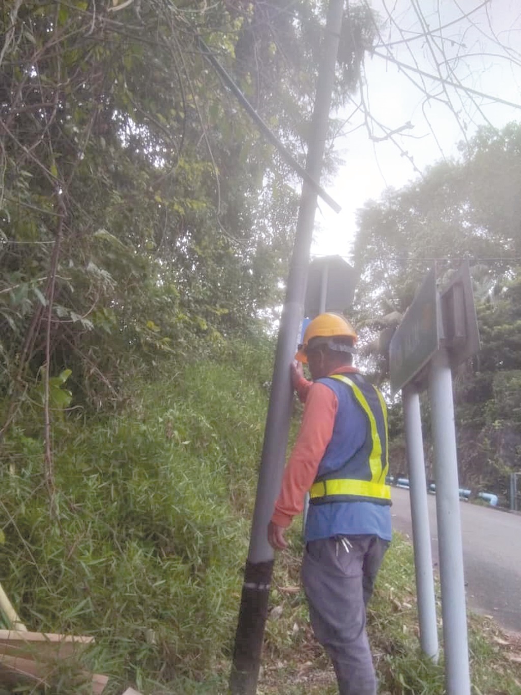 The damaged pole on Jalan Punchak  was replaced with a new one.