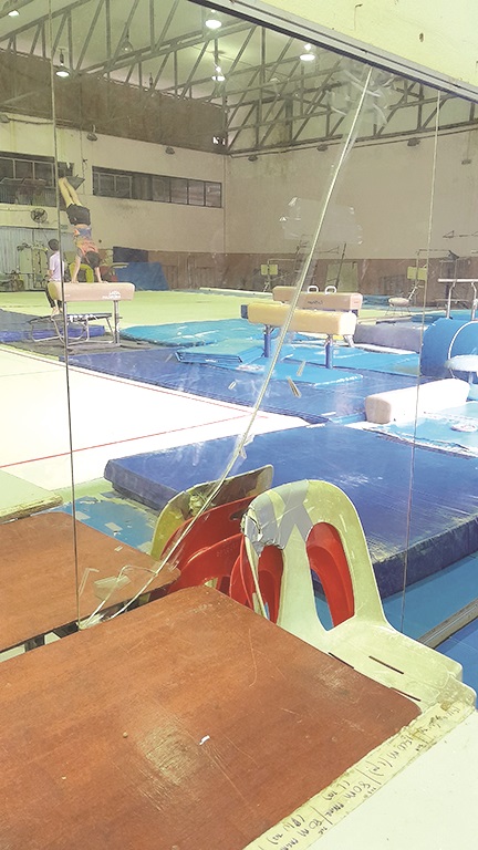 Large crack on one of the mirrors. 