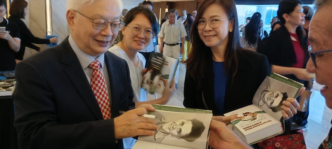 Chan autographs books for Associate Professor of Botany (UMS), Dr Monica Suleiman (right) and ginger expert friend. 