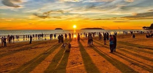 The three ABH: Magnificient sunset at Tanjung Aru beach which is rated among the world’s best. 