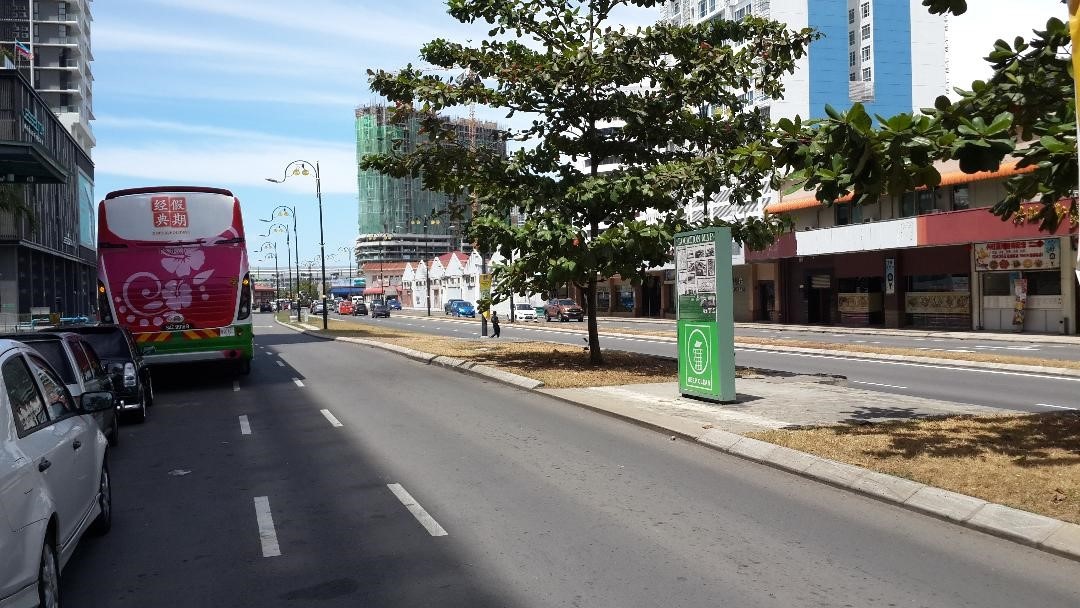 A lot of under-utilised spaces left to the dust along Jalan Haji Saman. (Pic by Eskay Ong) 