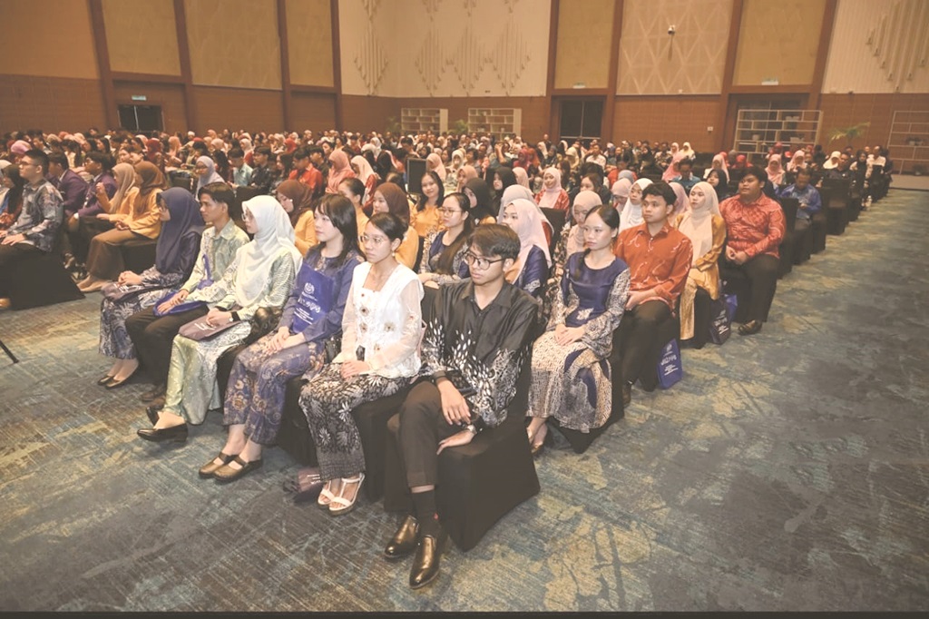 Sabah celebrates top STPM and Muet achievers