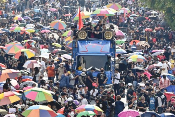 Show of force: Pro-dems, royalists mass in Bangkok