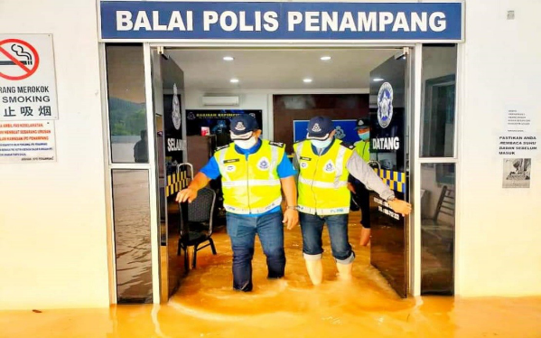 Despite their HQ flooded, Penampang police are business as usual
