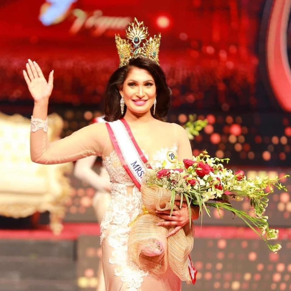 Mrs Sri Lanka has crown 'snatched' off by Mrs World (VIDEO)
