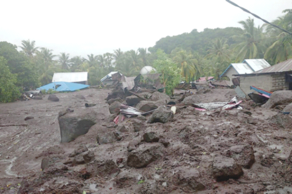 Easter floods kill dozens on Indo island 
