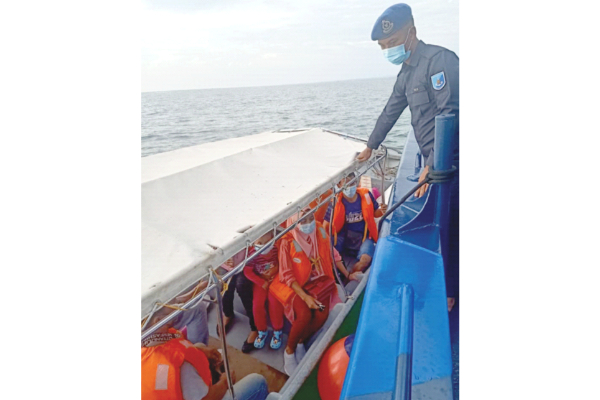 Indonesian illegals trying to enter are chased away