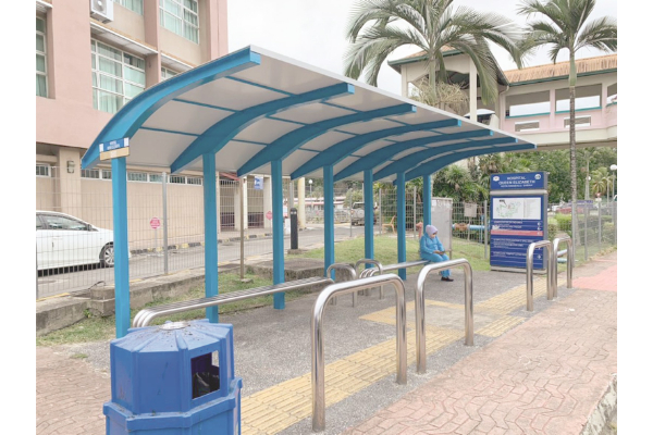 Roof of bus-shelter near QEH1 repaired