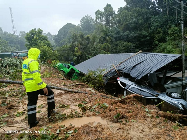 House half-buried in Penampang landslide, fortunately nobody buried under