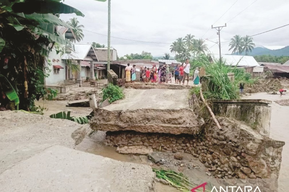 Floods, landslides strike hamlets 